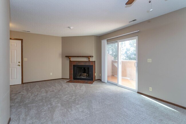 Building Photo - Great Upper Unit Located in Vista Grande Terrace!