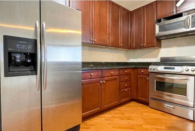 Building Photo - 420 E Waterside Dr