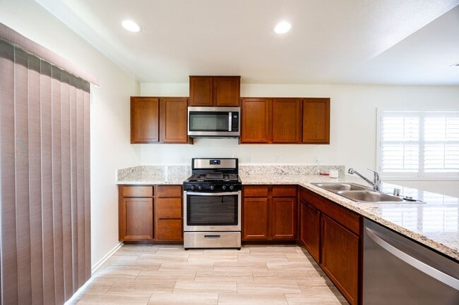Building Photo - 511 Meadow Ct