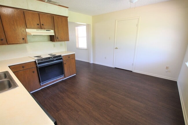 Building Photo - COMING SOON! 2 Bedroom 1 Bath Duplex in West Tyler!