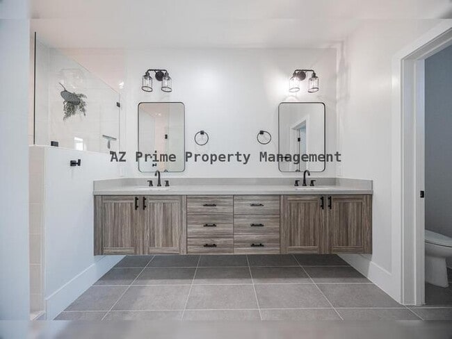 Building Photo - 142 E Hearne Way