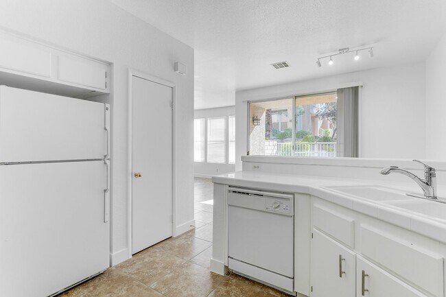 Building Photo - Exceptional 2 Bedroom in Desirable Location & Stunning Amenities