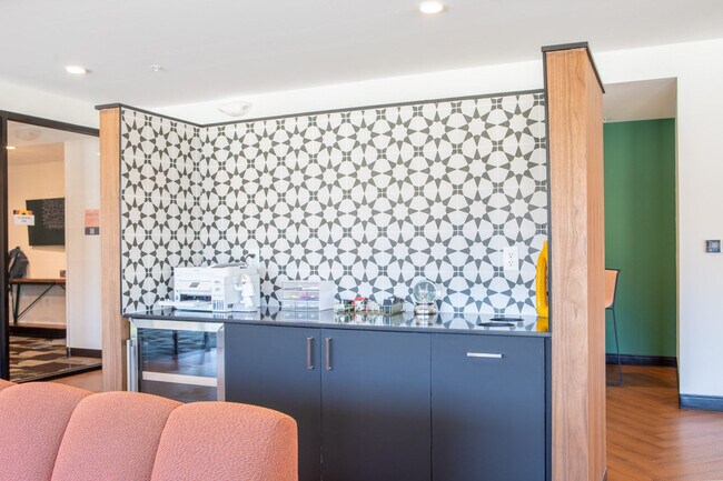 Building Photo - 1237 N Van Buren St