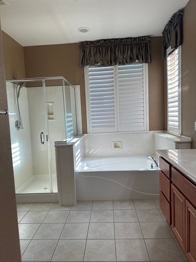 Building Photo - Cozy and Spacious Home in Elk Grove