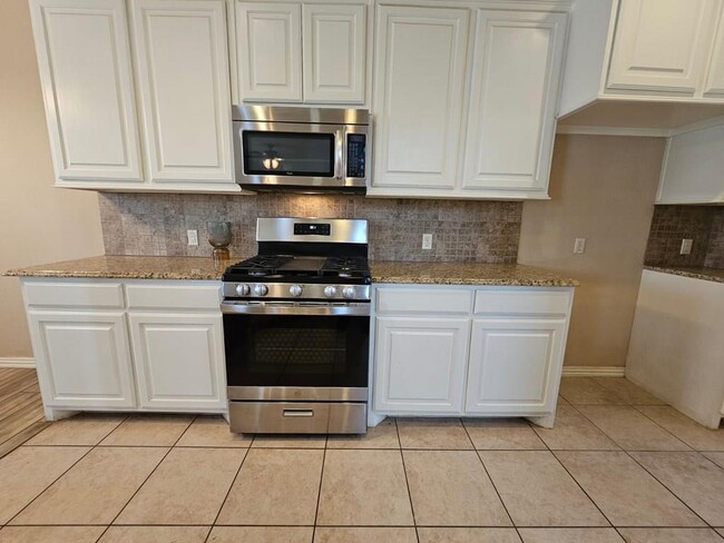 Building Photo - 604 NE Ave E Pl