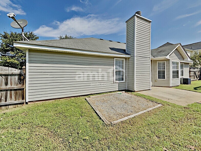 Building Photo - 702 Fletcher Dr