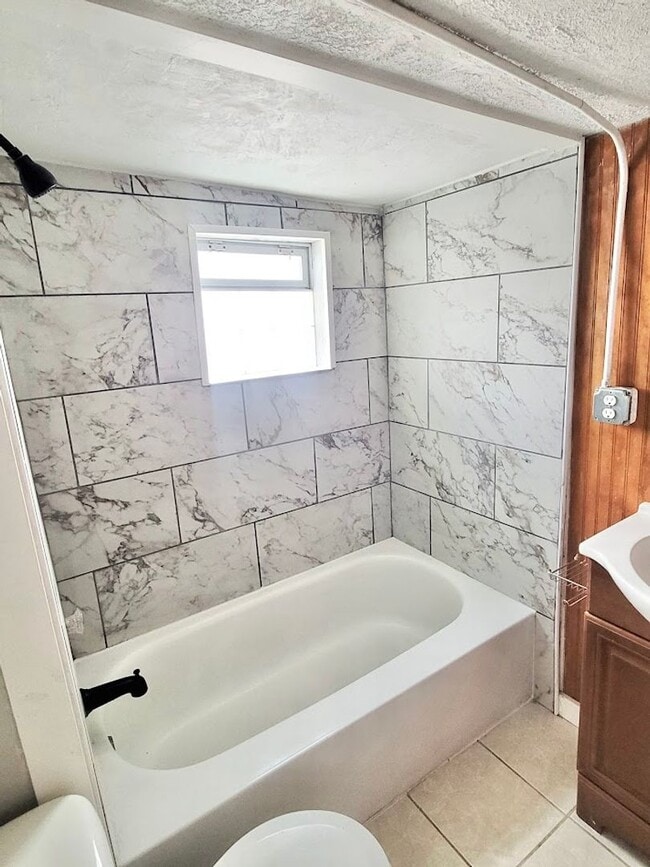 Building Photo - Charming 3 bed 1 bath 2 garage house in Pu...