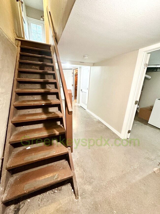 Building Photo - Huge Gorgeous 5 Bedroom 4 Bath Unit in SW ...