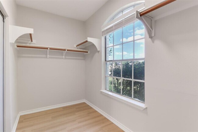 Building Photo - 927 Picadilly Dr