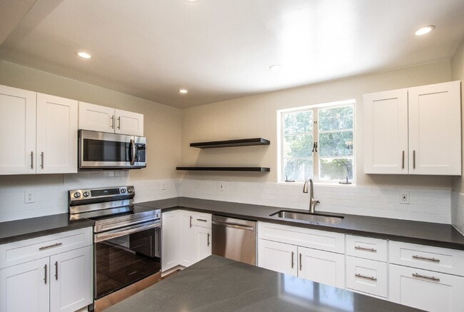 Building Photo - 3Br in historic disctric, 32nd St/Ind. Sch...