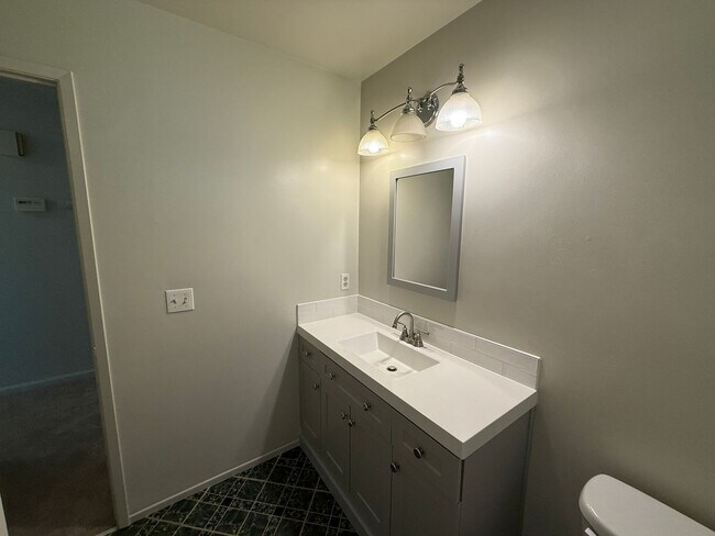 Building Photo - Single story home in east Modesto!