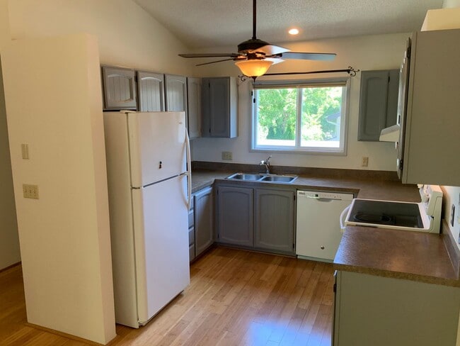 Building Photo - 2 Bedroom Condo on Country Club Road