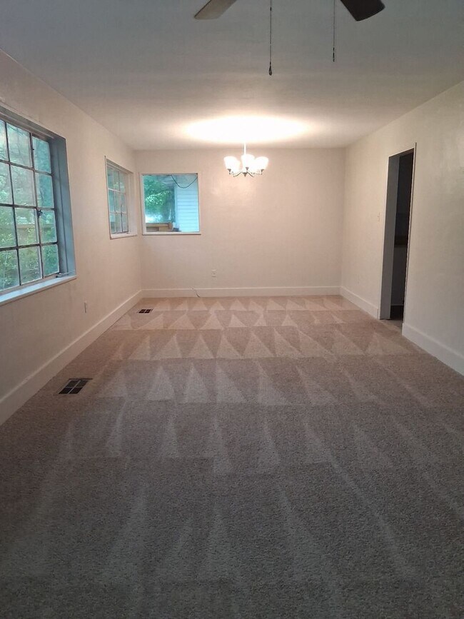 Building Photo - Nice 3 Bed 2 Bath South Jackson Rental on Oak Forest Dr