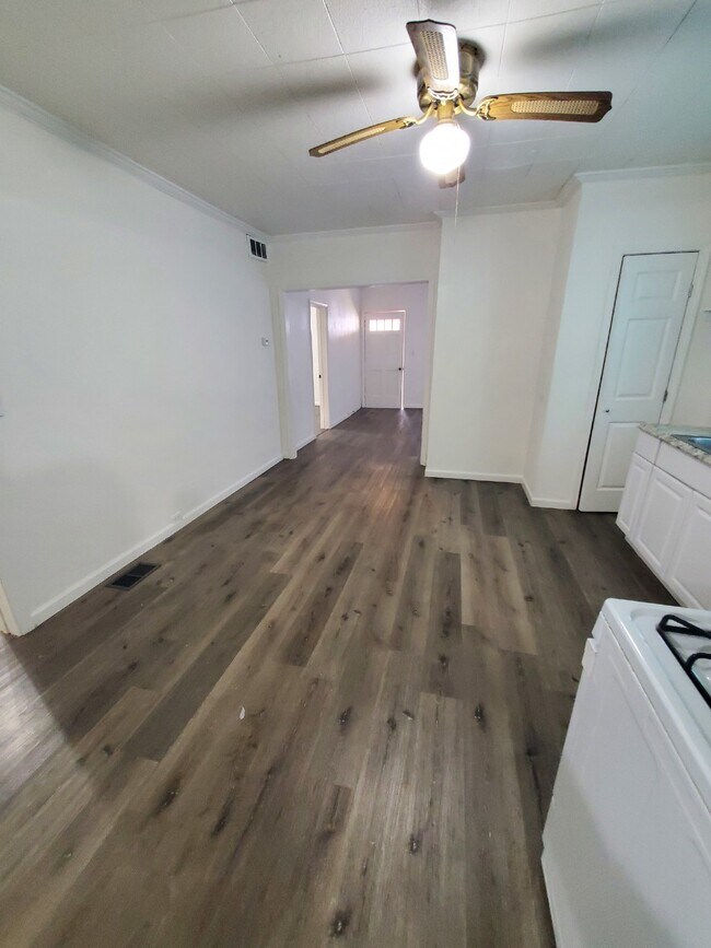 Building Photo - 2 Bedroom on Powell Ave