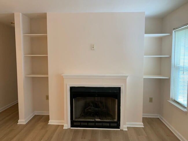 Building Photo - 1 BR, 1 BA Condo-3rd floor *Fresh paint throughout! * Easy to clean flooring only one year old. P...