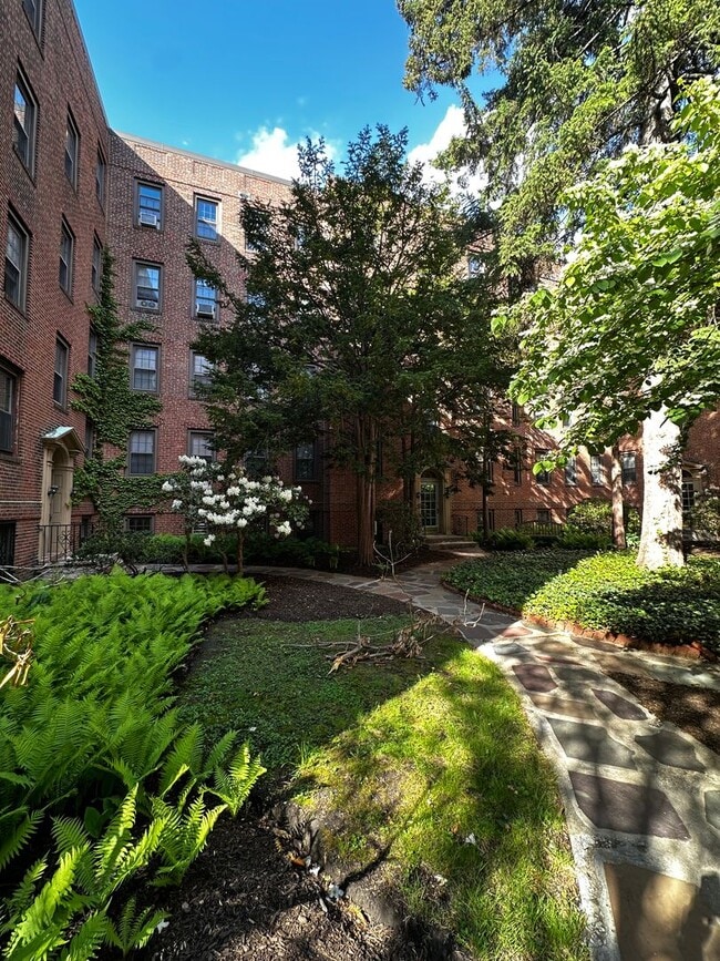 Building Photo - Bright & Spacious 1-Bedroom Top-Floor Apar...