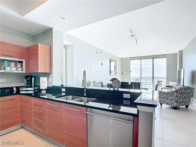 Building Photo - 3000 Oasis Grand Blvd