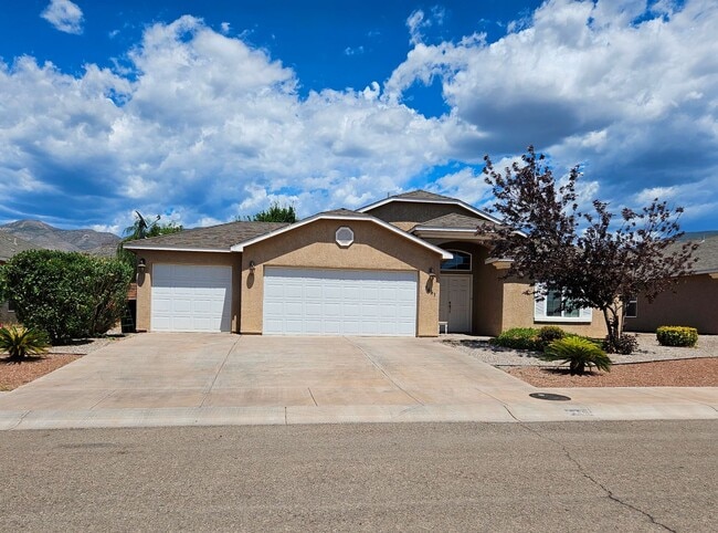 Primary Photo - Spacious Golf Course Area Home with 4 Bedr...