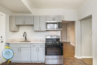 Building Photo - 1020 E Hyde Park Blvd