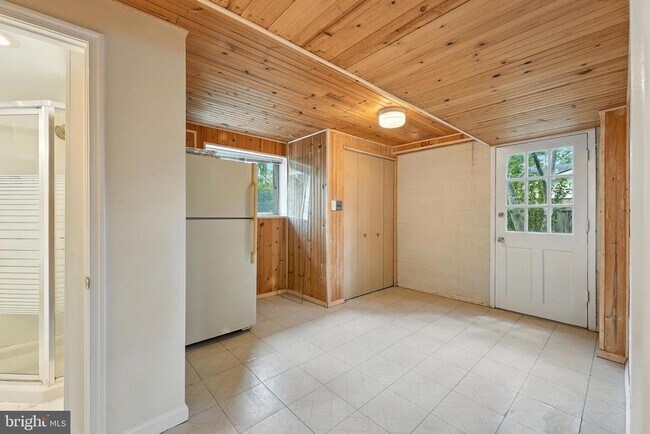 Building Photo - 5011 Roslyn Rd