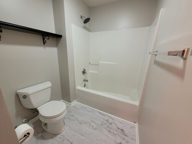 Building Photo - Great 2 Bedroom 2 Bath Townhouse