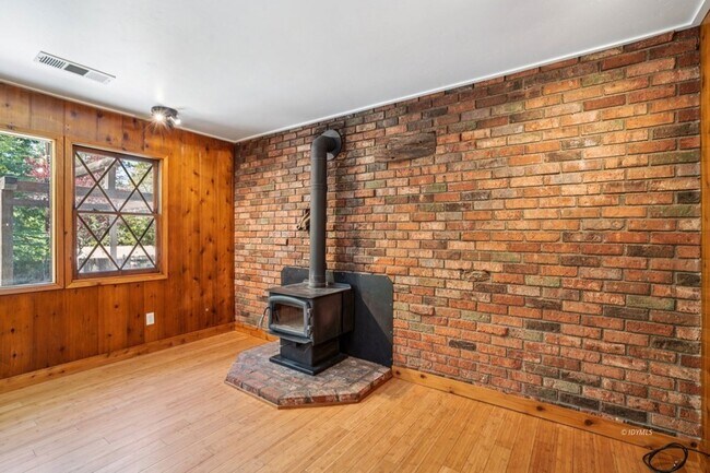 Building Photo - 54025 Strawberry Valley Dr