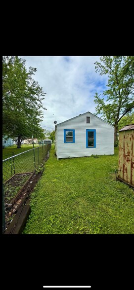 Building Photo - 1253 E Lawrence St