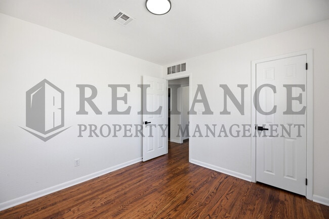 Building Photo - 941 W Hazel St