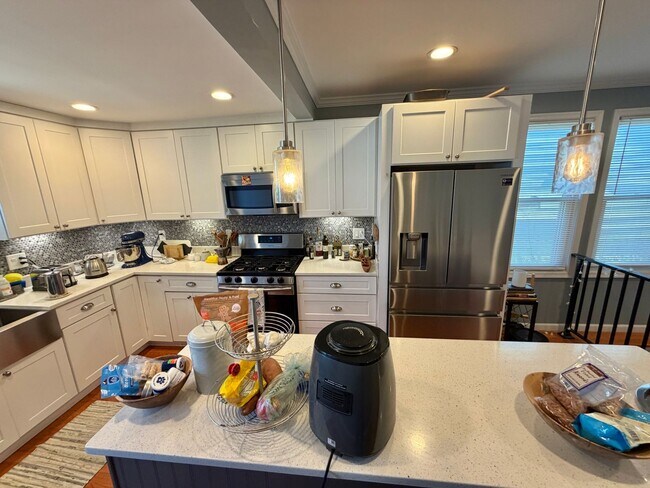 Building Photo - Beautiful Benning 3 Bedroom Renovated Bungalow Home with Yard, Parking, W/D.