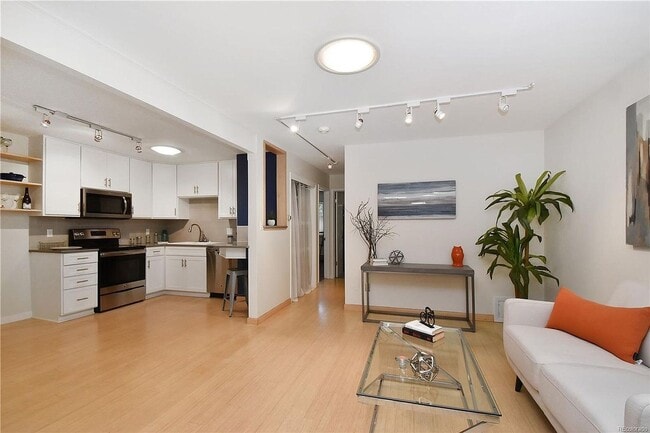 Building Photo - HIGHLY DESIRABLE West Pearl 2 Bed 1 Bath Top Floor Condo-Available August 5th!