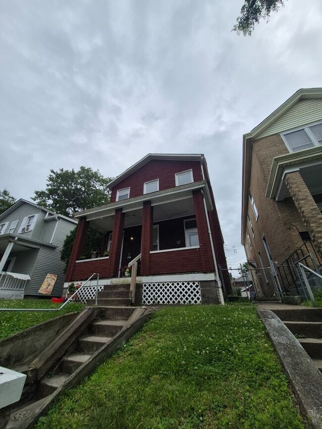 Building Photo - 215 Elm St