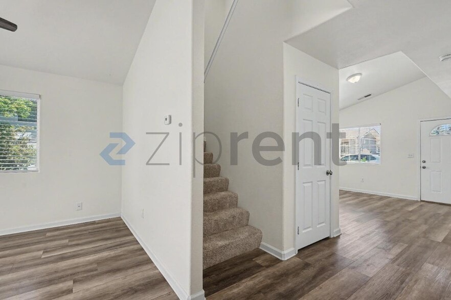 Building Photo - Unit D