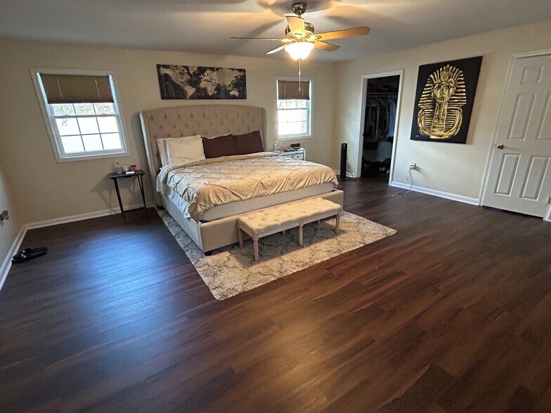 Master Suite with King Bed - 8234 Roanoke Ct
