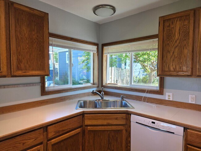 Building Photo - 2 Bedroom Home in Manette!