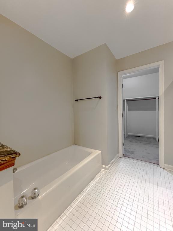 Building Photo - 48170 Livonia Cir