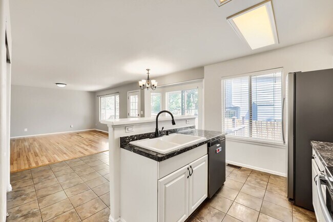 Building Photo - Evolve Real Estate: Meticulous Executive 4 Bedroom Plus Finished Basement Available IMMEDIATELY!