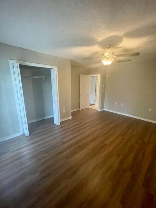 Building Photo - 2 bedroom/2 bathroom/2 car garage town hom...