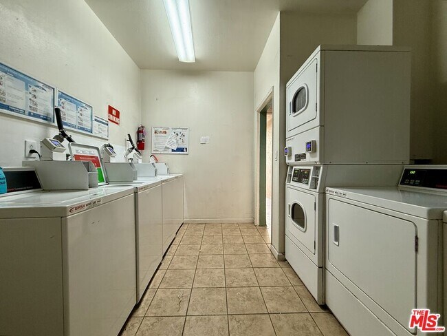 Building Photo - 5320 Zelzah Ave