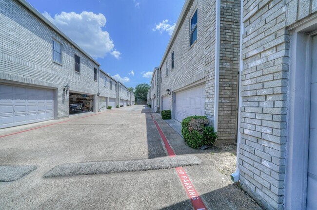 Building Photo - 17583 Red Oak Dr