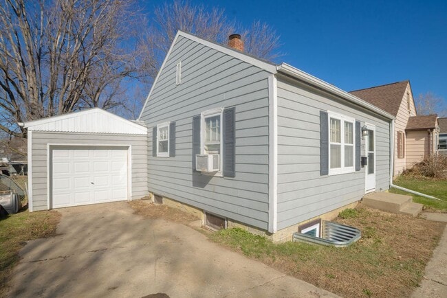 Building Photo - 715 S West Ave