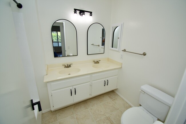 Building Photo - 57 Rabano