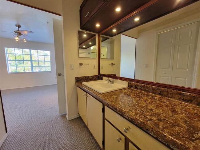 Building Photo - 14013 Fairway Island Dr