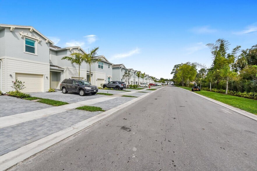 Building Photo - 4611 Hollister Ave