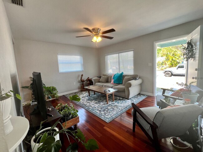 Building Photo - 2 Bed/1Bath/1 Car Garage Home