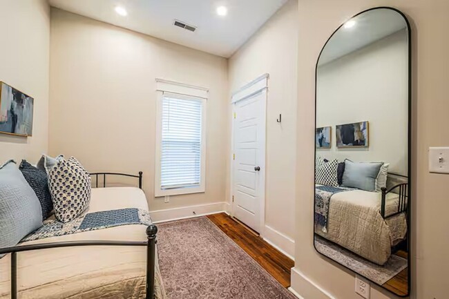 Building Photo - Charming 2 Bedroom 1 Bath Home