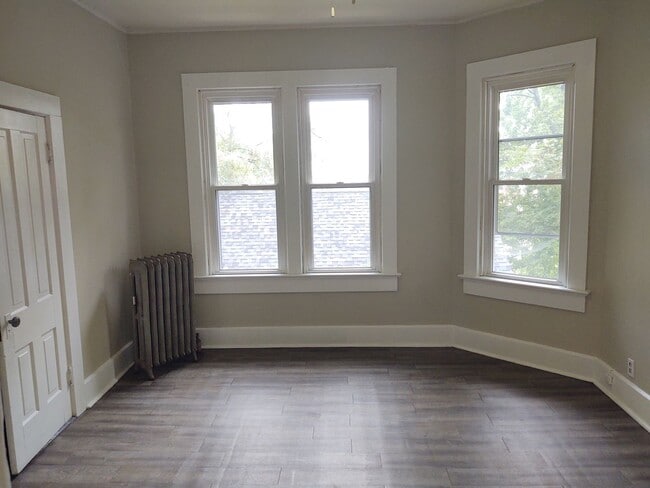 Building Photo - Very Large 4 Bedroom 2 Bath House