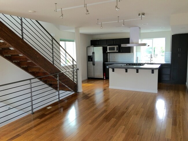Building Photo - 3-Bedroom Townhome Near Roosevelt Lightrai...