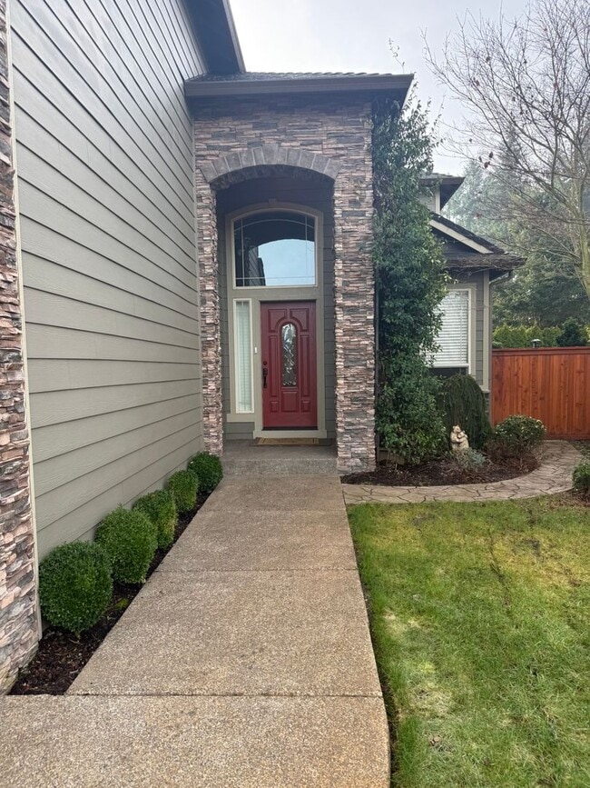 Building Photo - Goregous 5 Bedroom Home! Great Location! Vaulted Ceilings! Fenced Yard! 3- Car Garage & More!