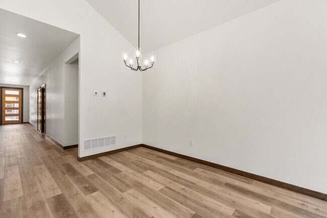 Building Photo - Beautiful Newer Condo near Monforton School