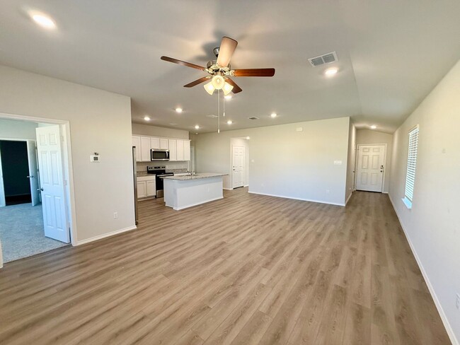 Building Photo - Brand-new 3-bedroom, 2-bathroom home in Lo...